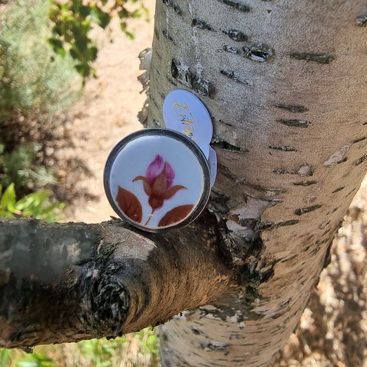 Anillo redondo hecho con porcelana inglesa reutilizada, ilustrado con pequeña rosa.
