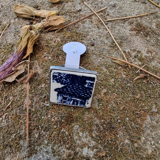 Anillo cuadrado,  base de acero ajustable, hecho con trozo de cerámica chilena, Lozapenco.