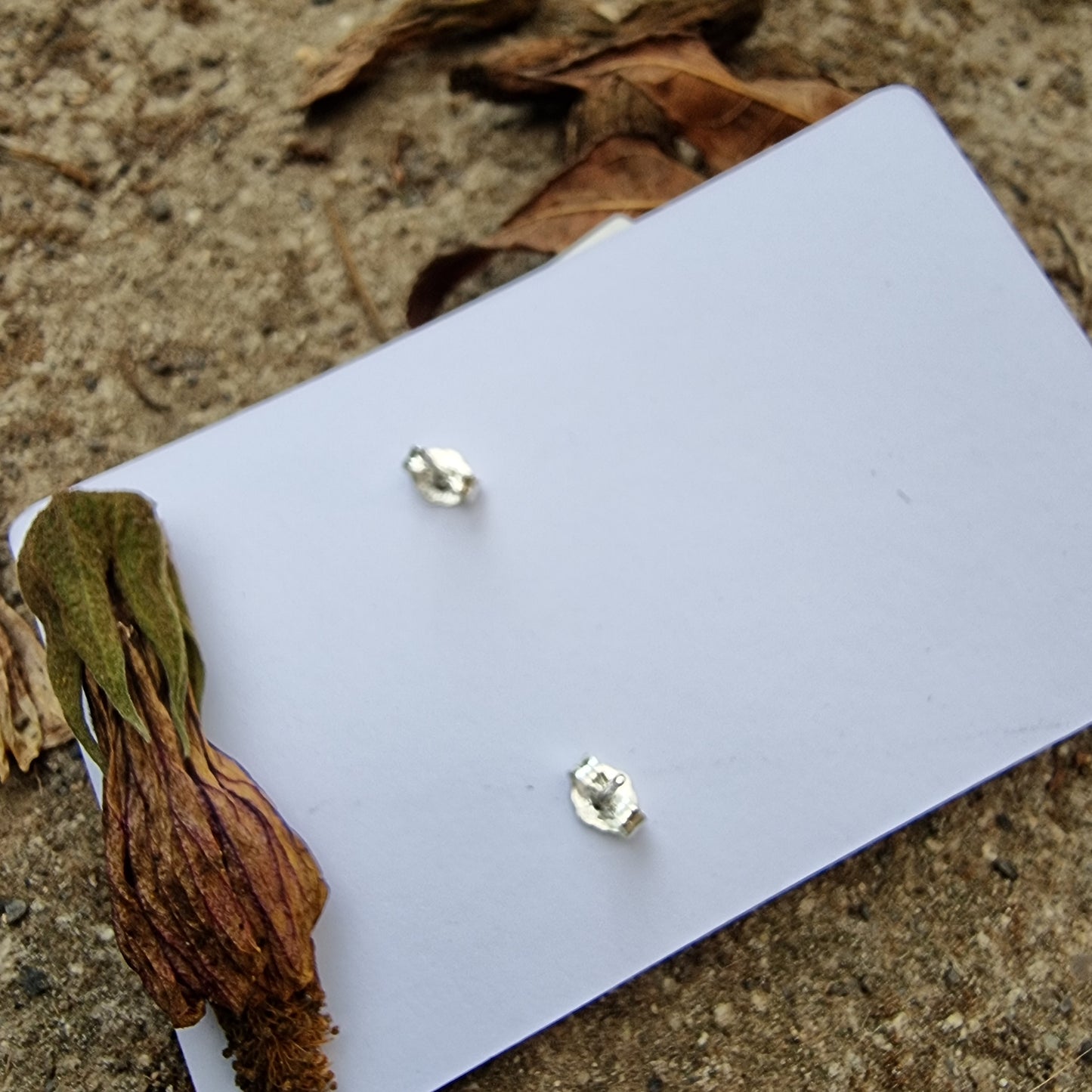 Aros stud, cerámica chilena con diseños florales azules.