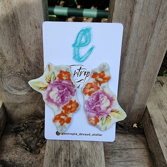 Aros de loza, rosas contorneadas