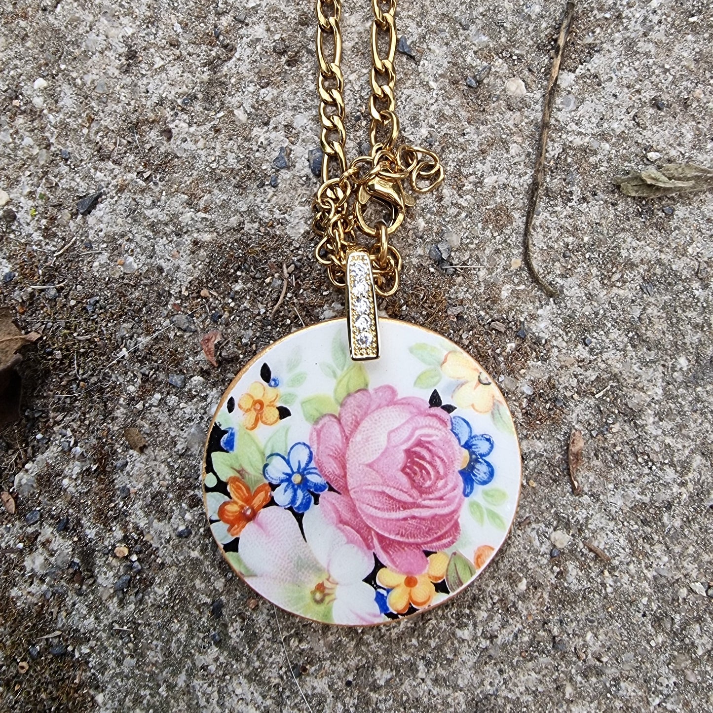 Collar con colgante redondo, rosa al centro