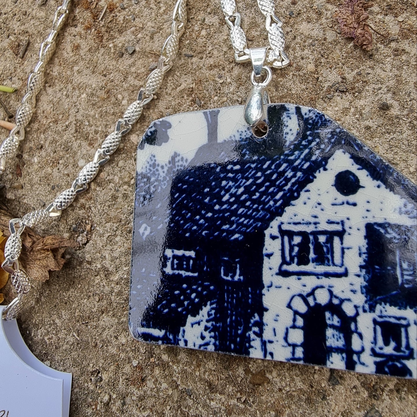 Collar con colgante grande, casa cerámica Lozapenco