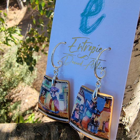 Aros hechos con trozos rescatados desde cerámica inglesa, con ilustraciones hechas a mano