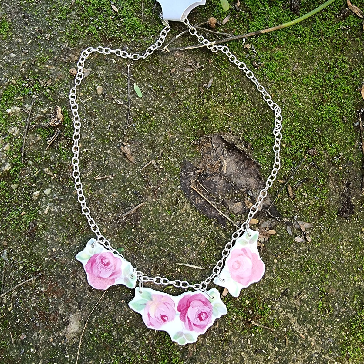 Collar con rosas de porcelana