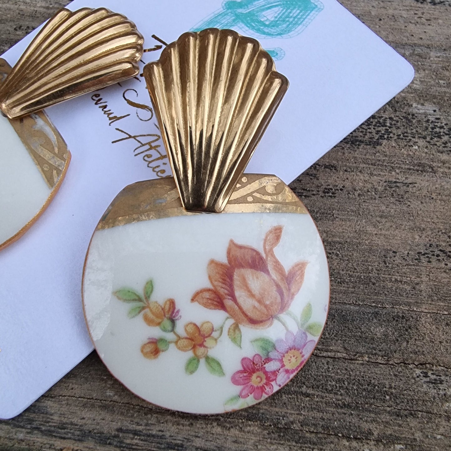 Aros de forma semi redonda, diseño de diderentes flores.