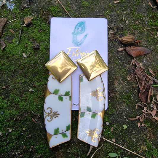 Aros largos, porcelana pintada a mano dorado y verde