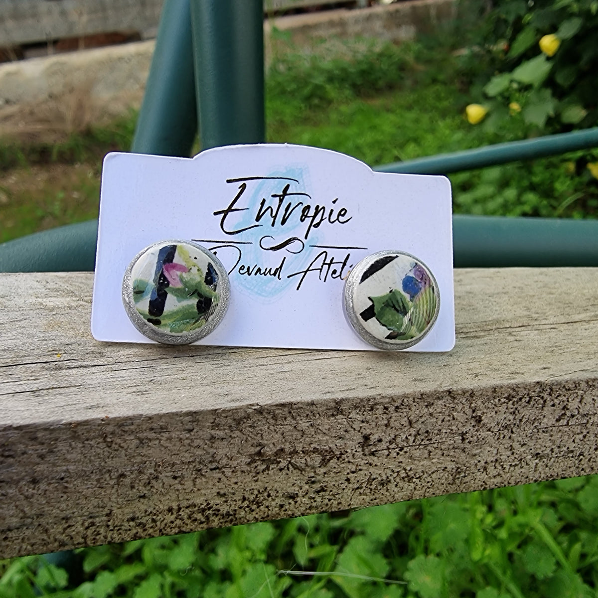 Aros stud, porcelana encapsulada colores verde y negro