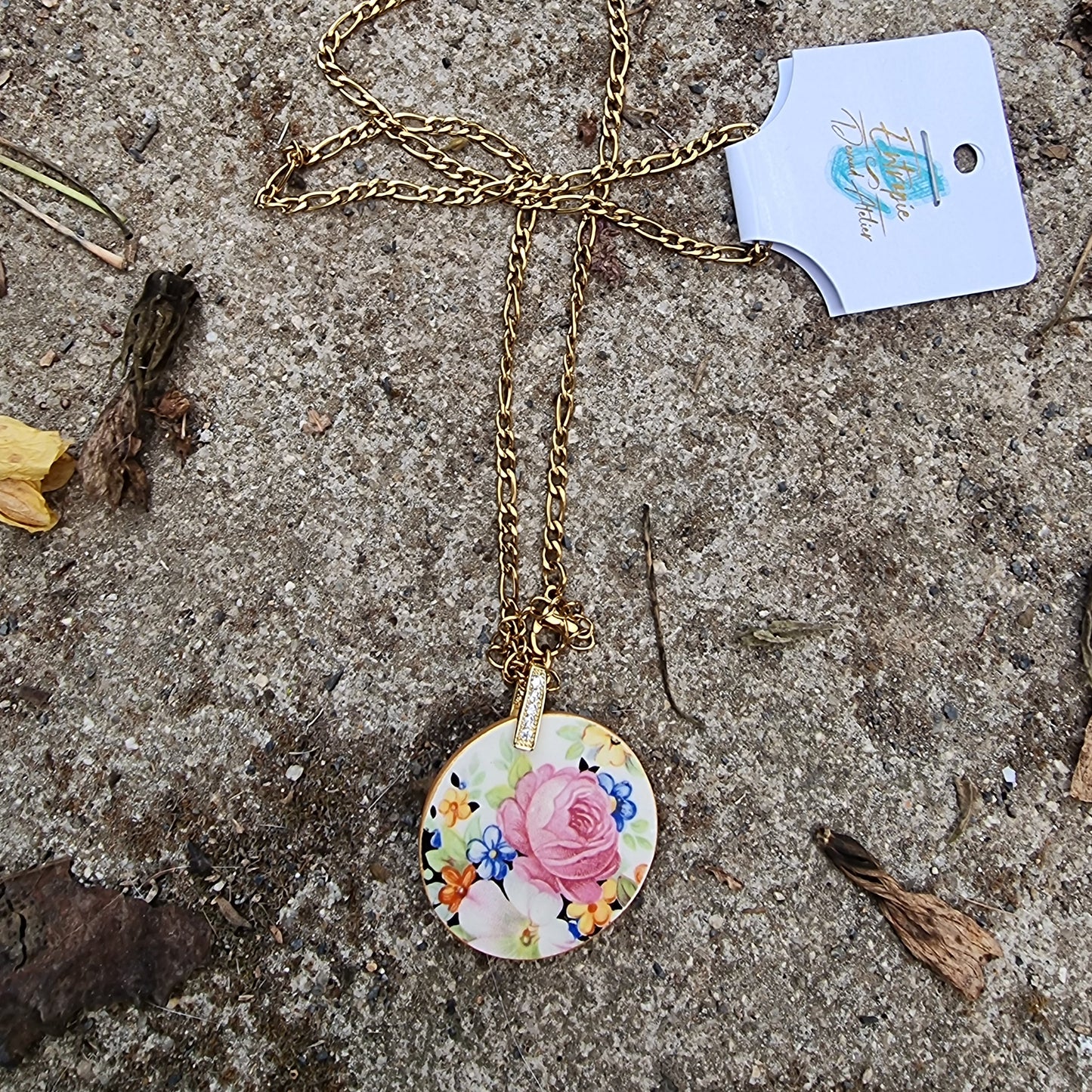 Collar con colgante redondo, rosa al centro
