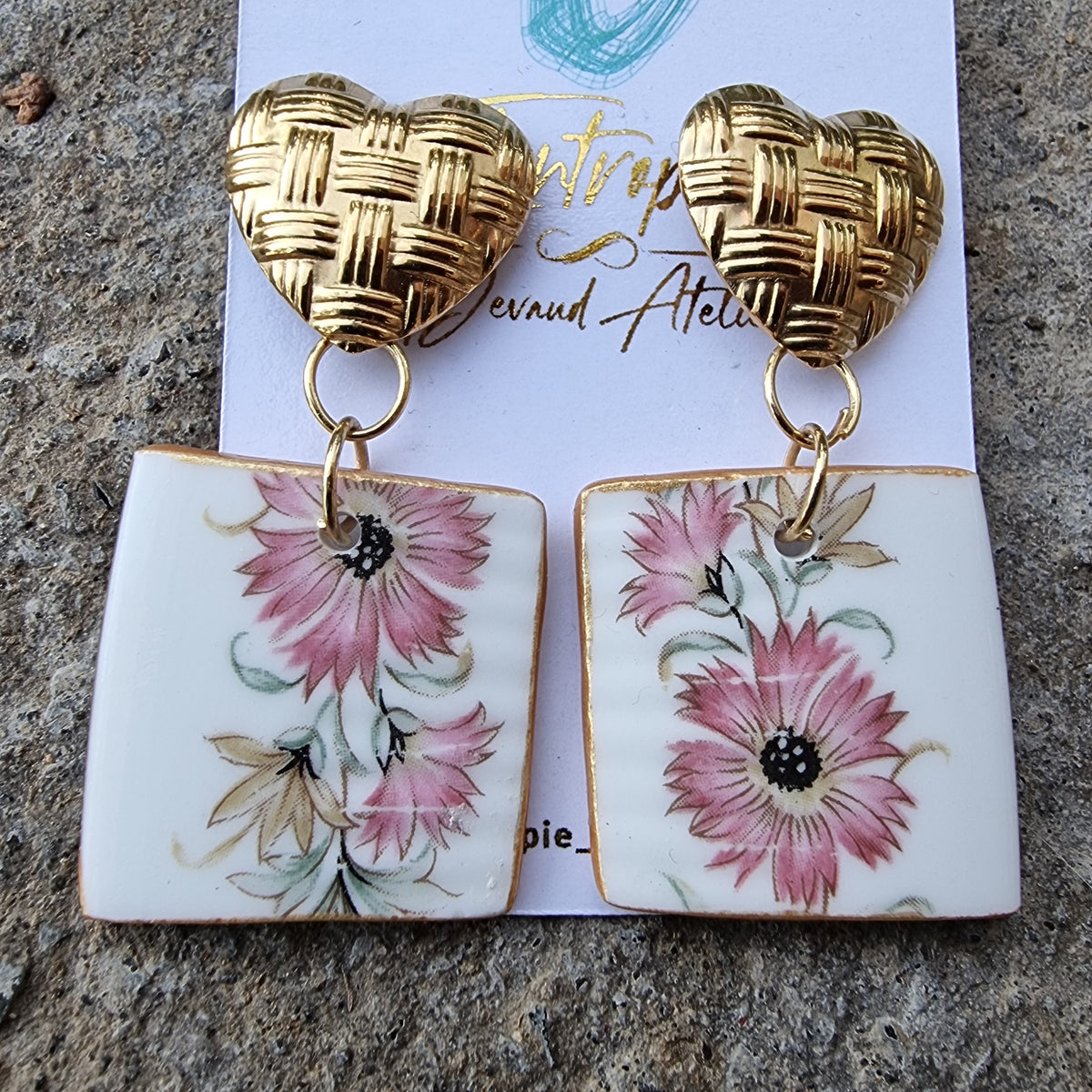 Aros flores rosadas, gancho corazón