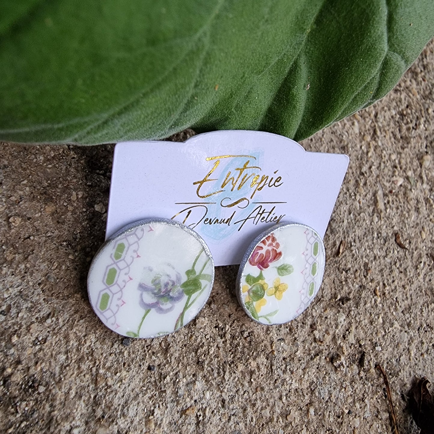 Aros stud, porcelana de origen inglés con suaves diseños florales.