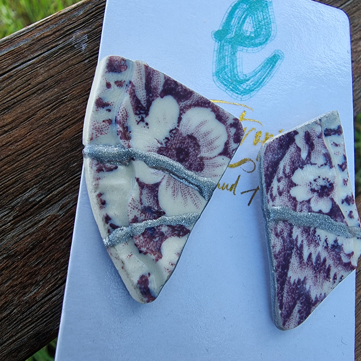 Aros stud kintsugi, flores moradas