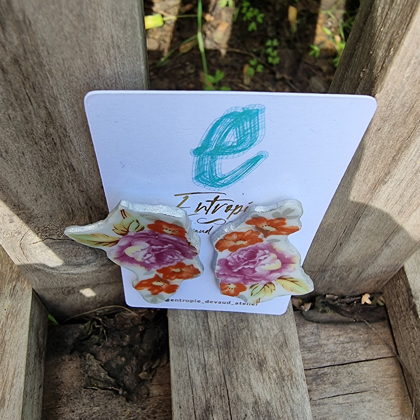 Aros de loza, rosas contorneadas