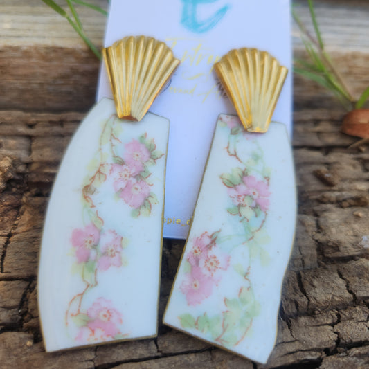 Aros porcelana alemana reutilizada, con flores rosadas.