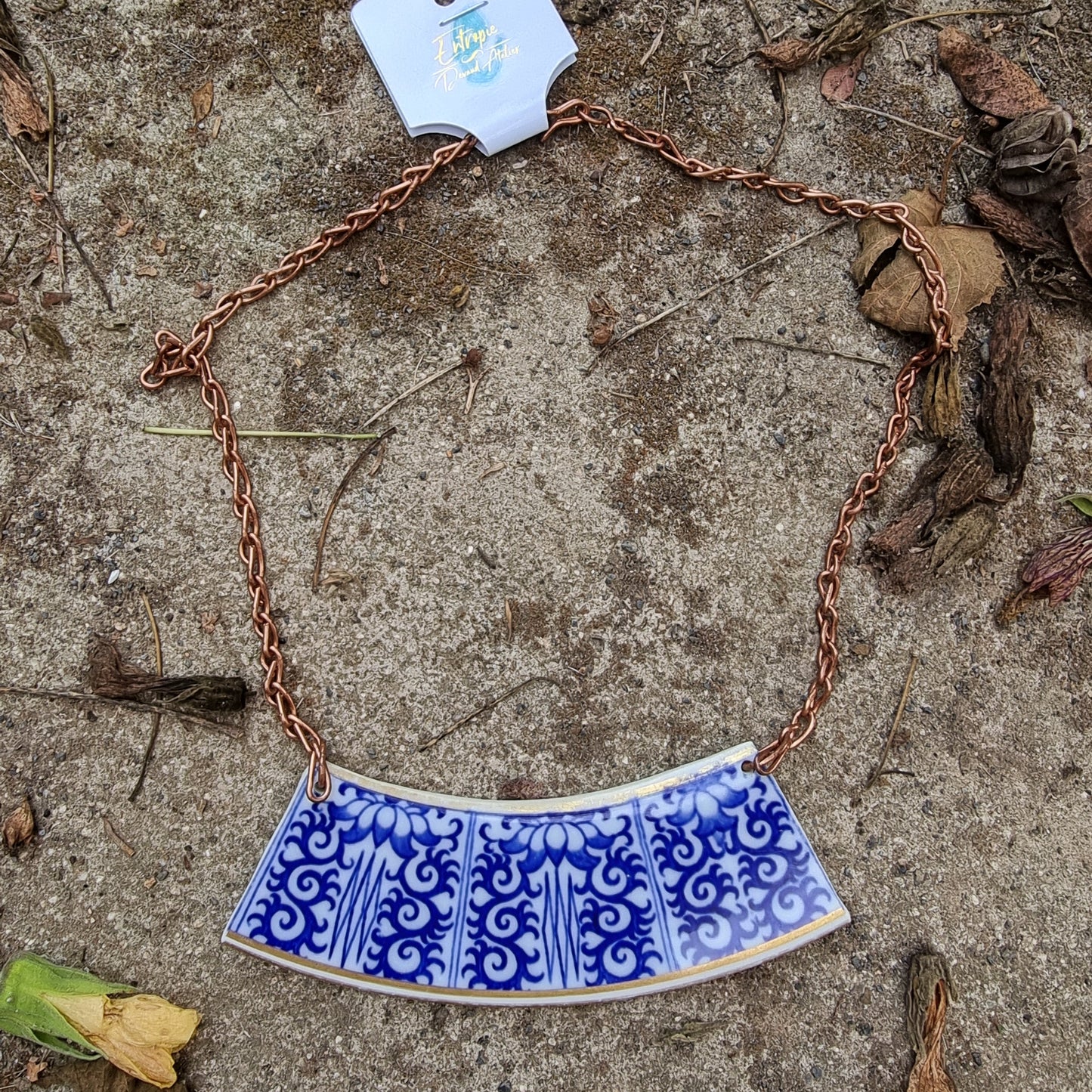 Collar con cadena de cobre, trozo geométrico tipo pechera de porcelana rescatada.