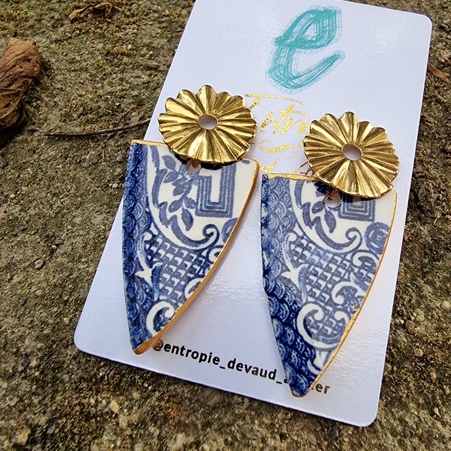 Aros hechos con trozos triangulares de cerámica Blue Willow