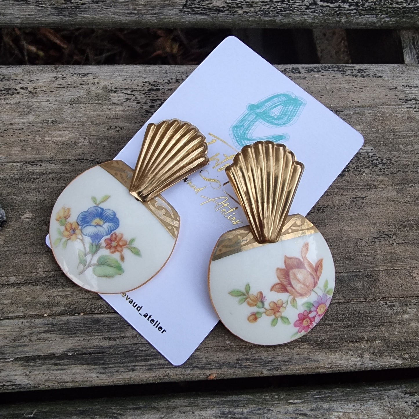 Aros de forma semi redonda, diseño de diderentes flores.