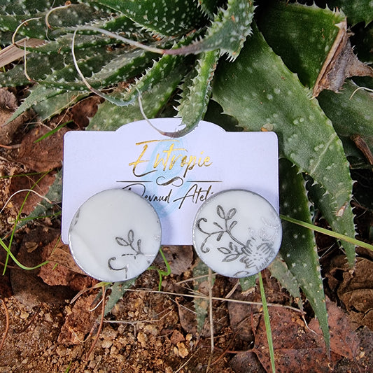 Aros stud, con trozos de porcelana japonesa, suaves diseños color plateado.