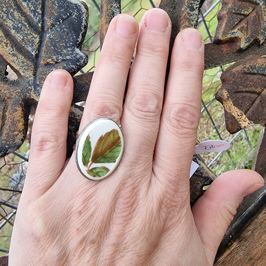 Anillo con diseño de hojas