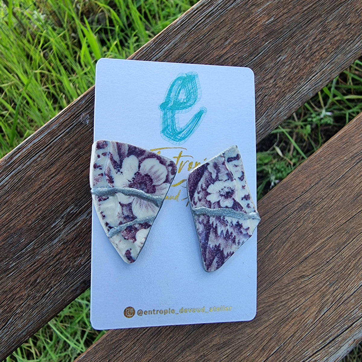 Aros stud kintsugi, flores moradas