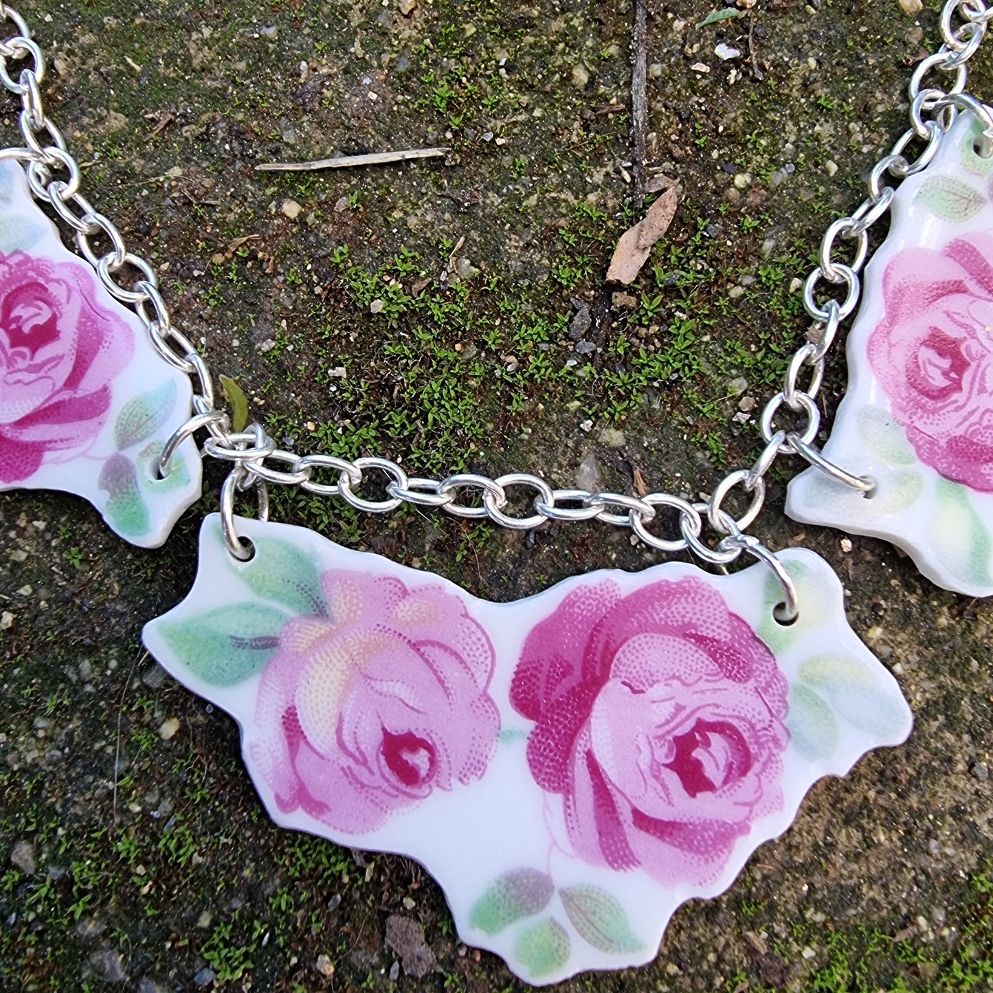 Collar con rosas de porcelana