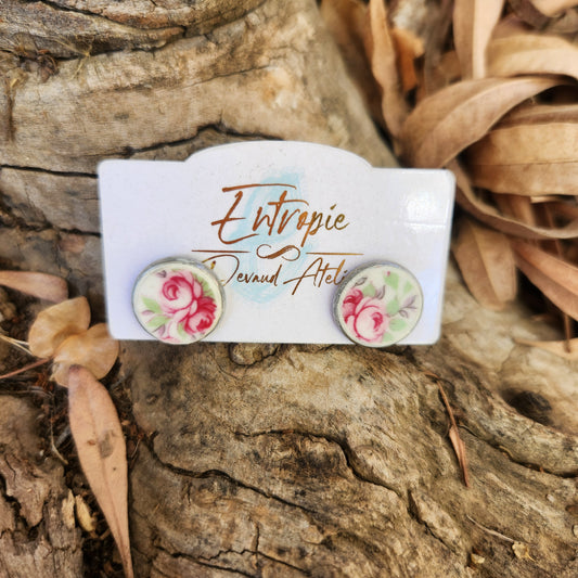 Aros pequeños, porcelana inglesa reutilizada en base de acero, con rosas.