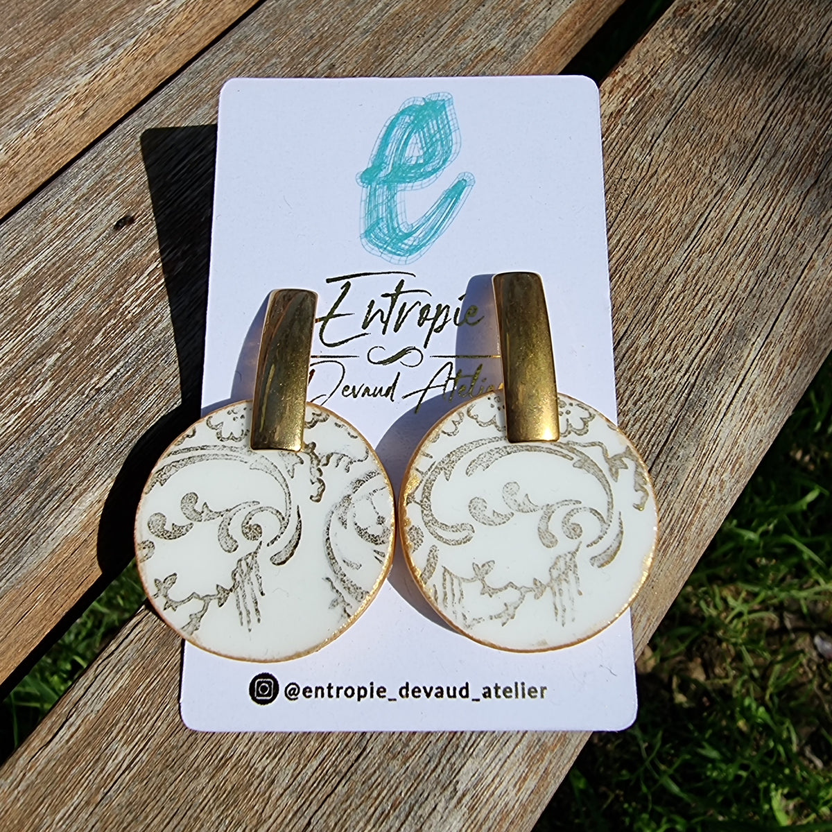 Aros redondos, porcelana con pintura oro