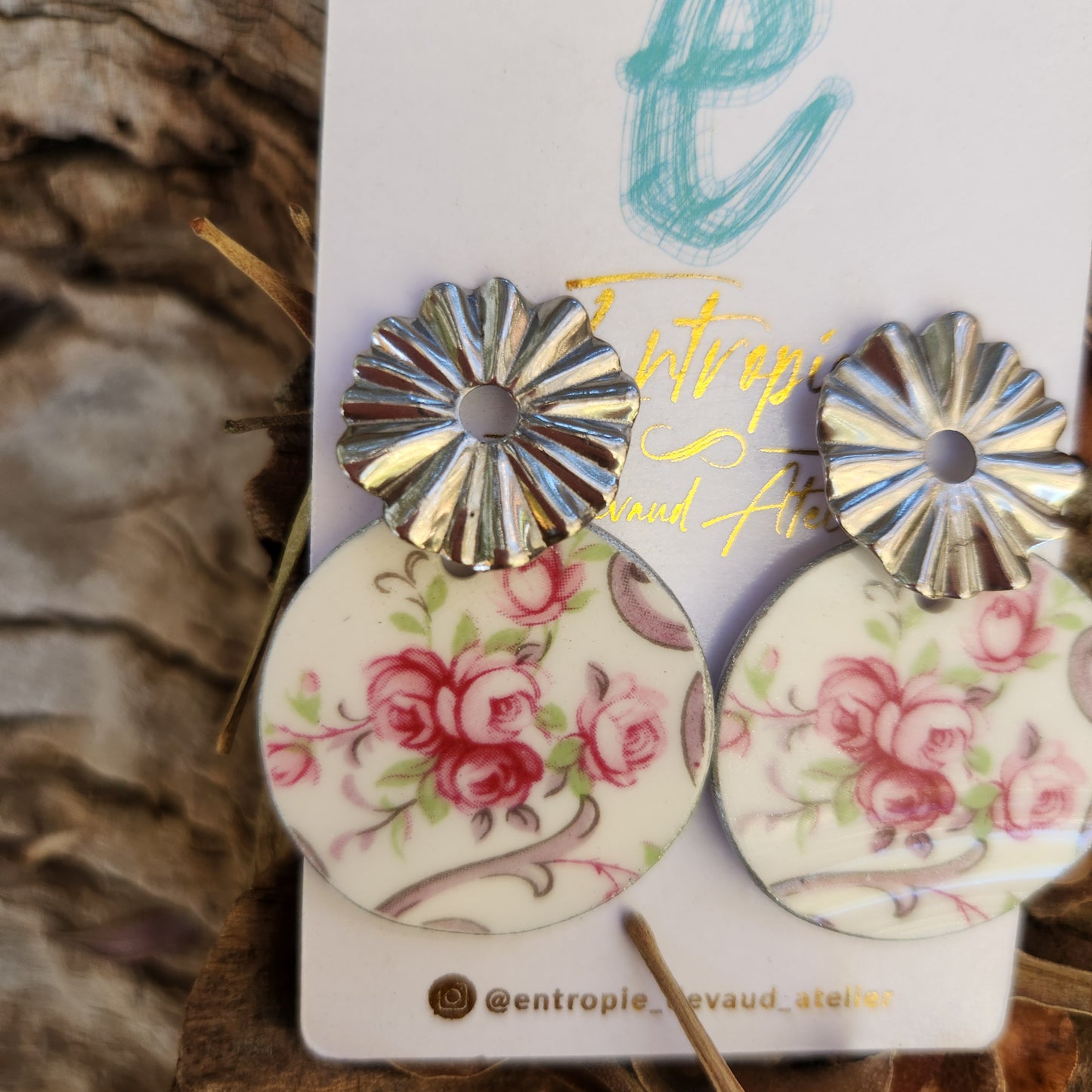 Aros hechos con trozos de porcelana inglesa, reutilizada, con pequeñas rosas.