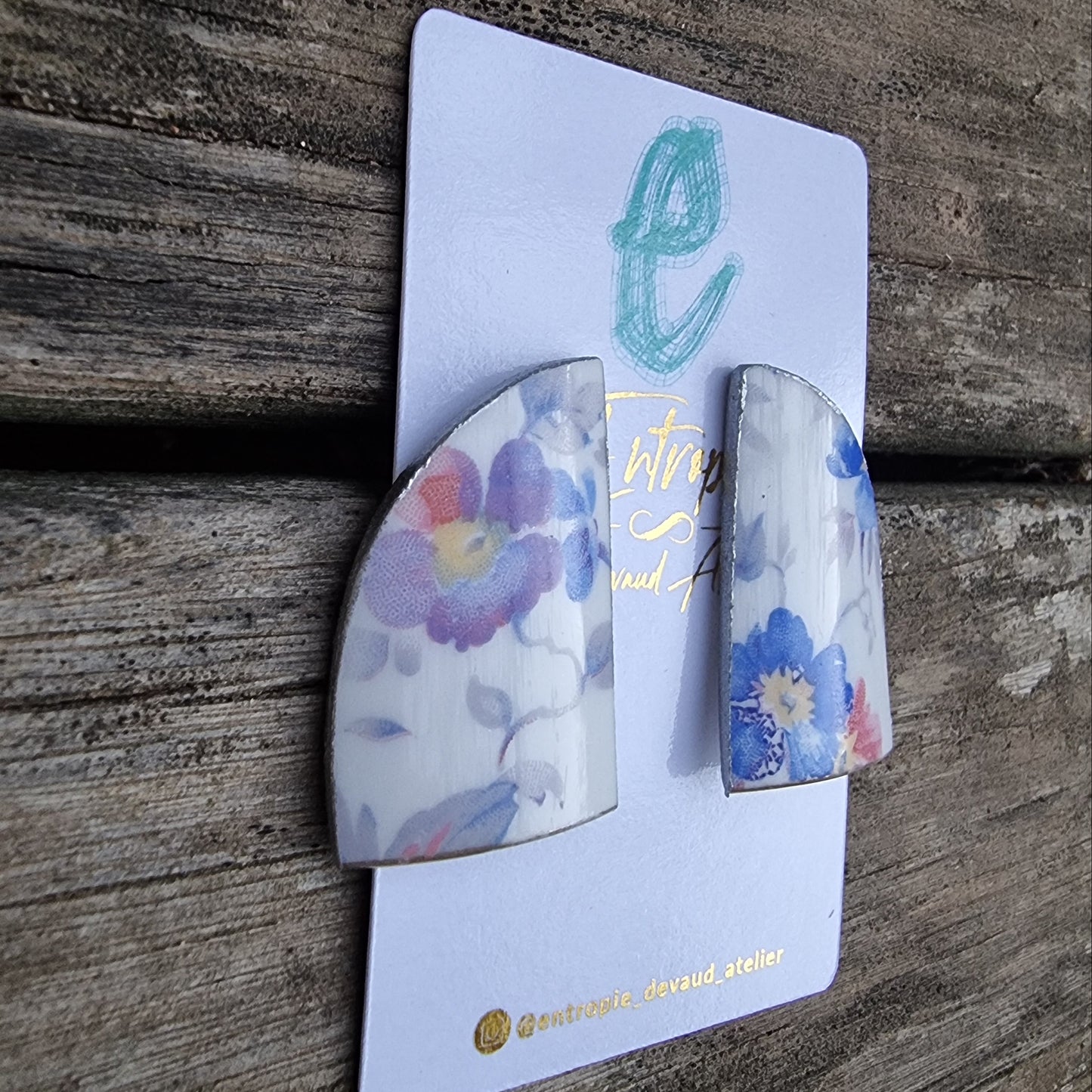 Aros stud trozos de porcelana flores azules.