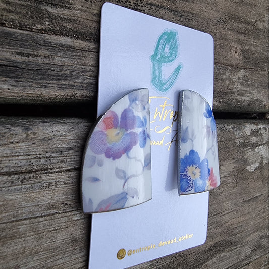 Aros stud trozos de porcelana flores azules.
