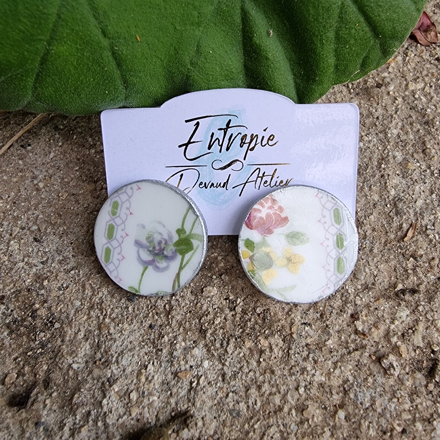 Aros stud, porcelana de origen inglés con suaves diseños florales.