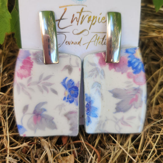 Aros con trozos de porcelana reutilizada,  diseños botánicos en colores gris, azul y rosa.