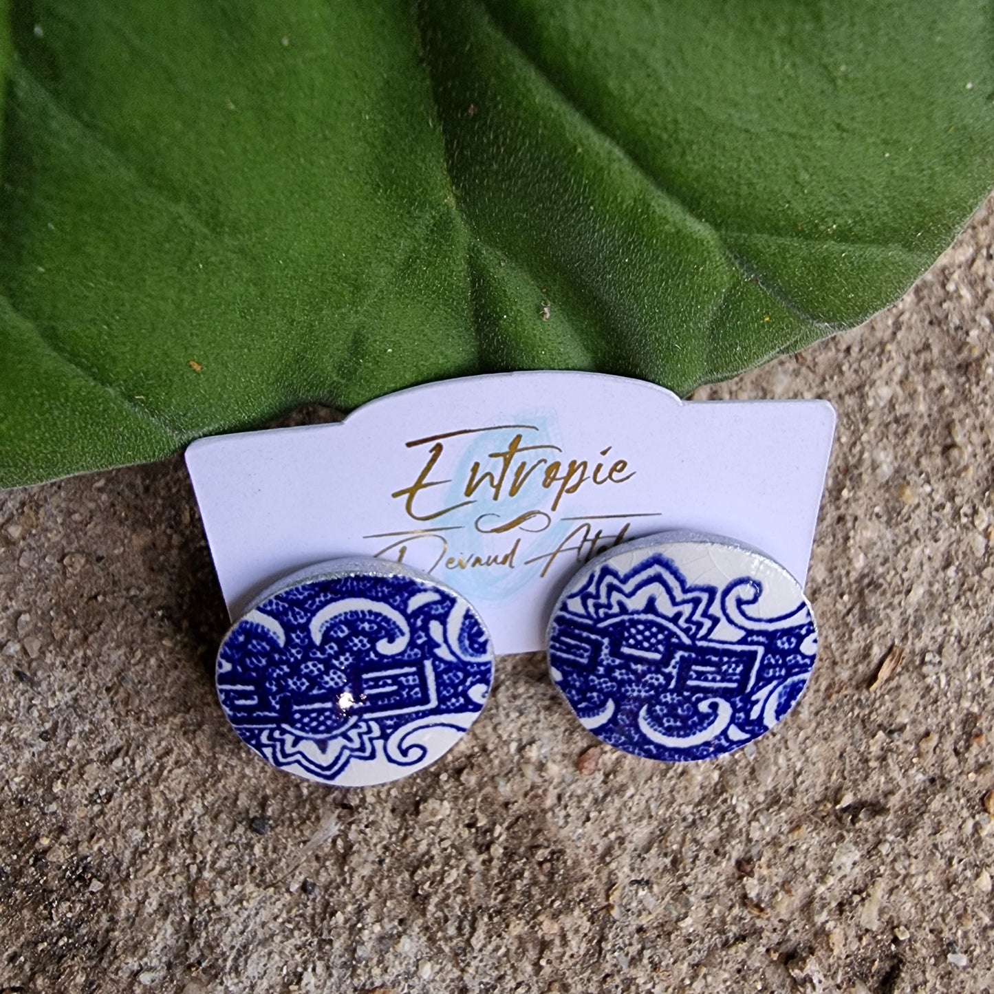 Aros stud, patrón Blue Willow, ilustración con presentación asimétrica.