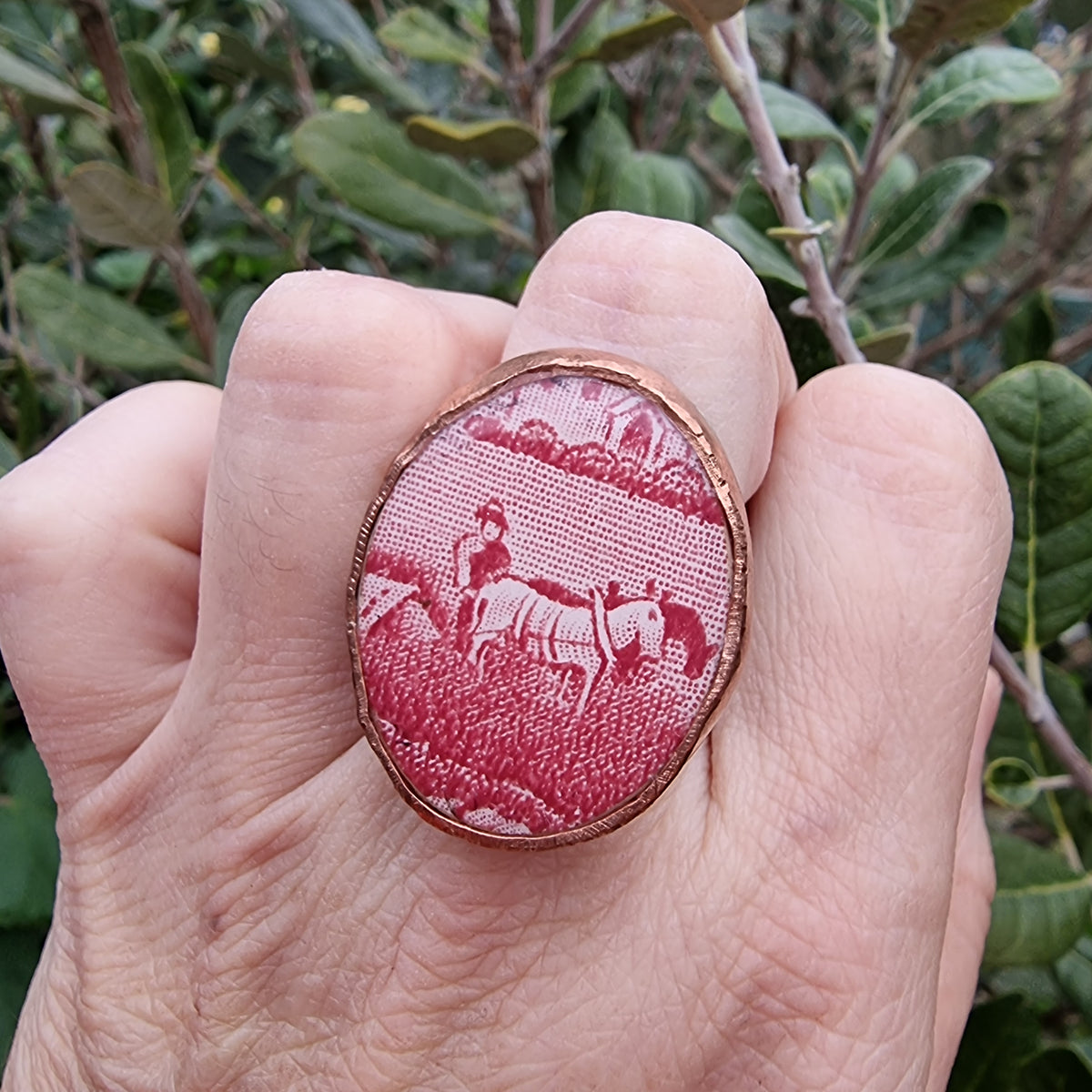 Anillo ovalado, con diseño campestre