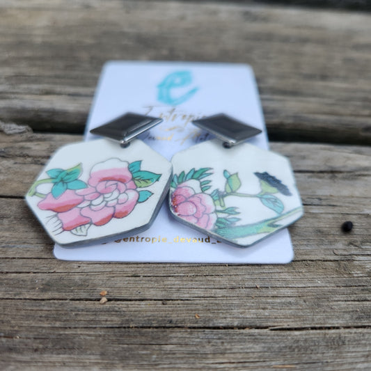 Aros de cerámica inglesa reutilizada,  cortados en forma de hexágono.