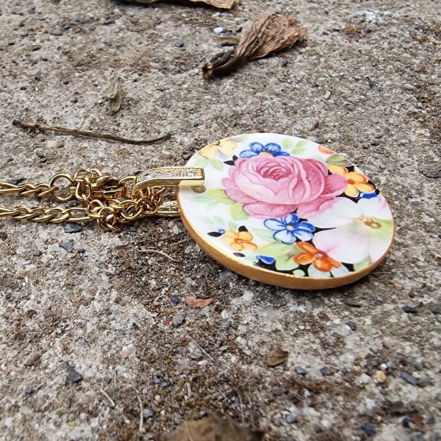 Collar con colgante redondo, rosa al centro