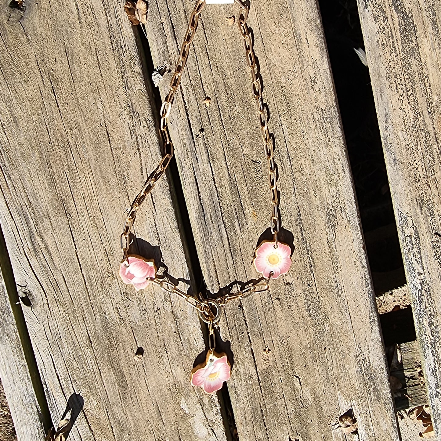 Collar con trocitos rescatados de cerámica, diseño flores y cadena de acero