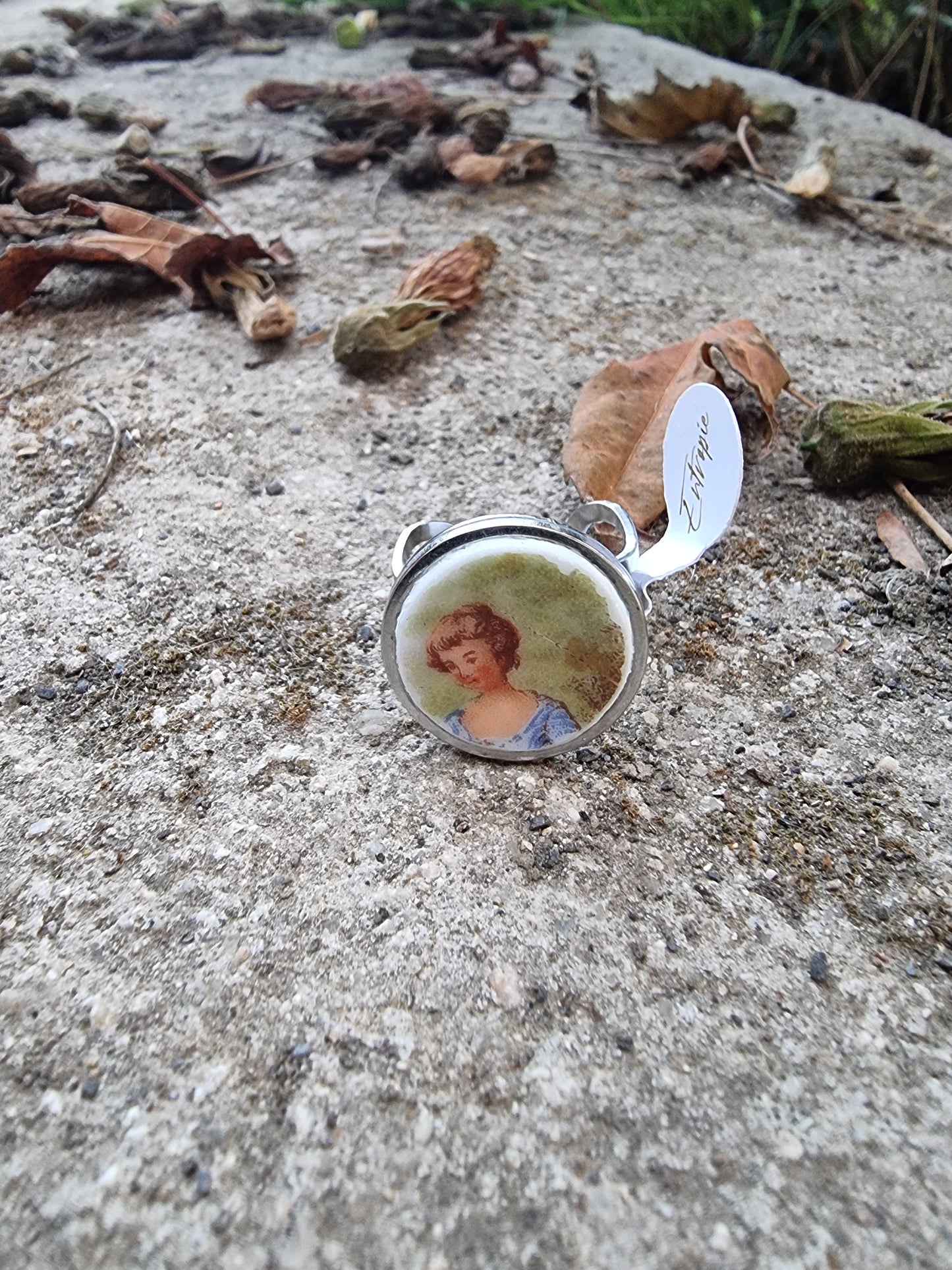 Anillo con trozo de porcelana francesa, imagen femenina.
