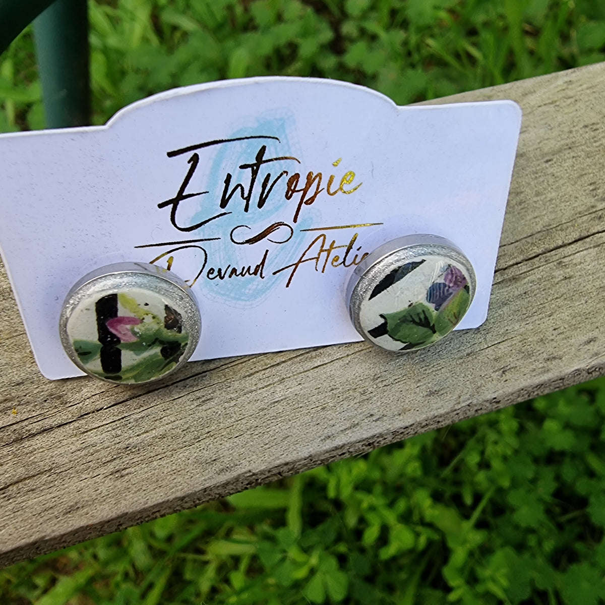 Aros stud, porcelana encapsulada colores verde y negro