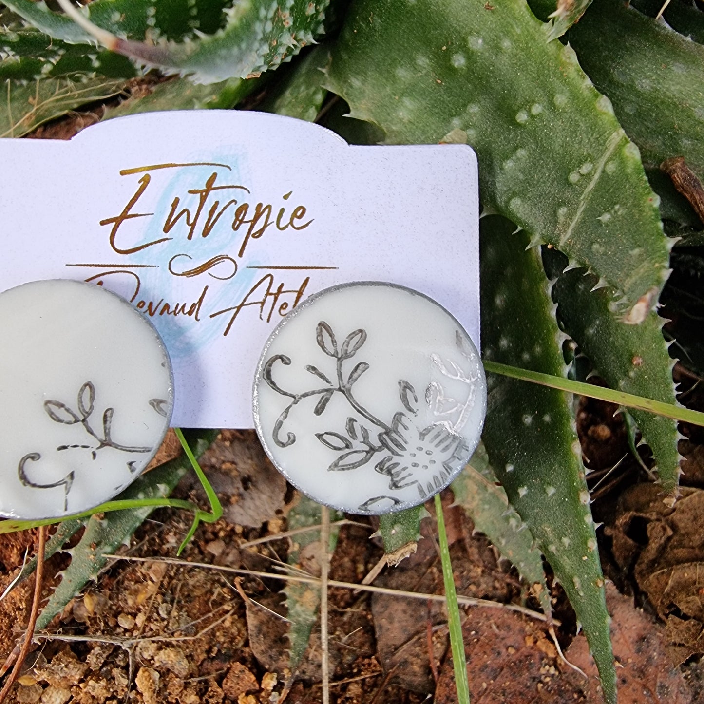 Aros stud, con trozos de porcelana japonesa, suaves diseños color plateado.