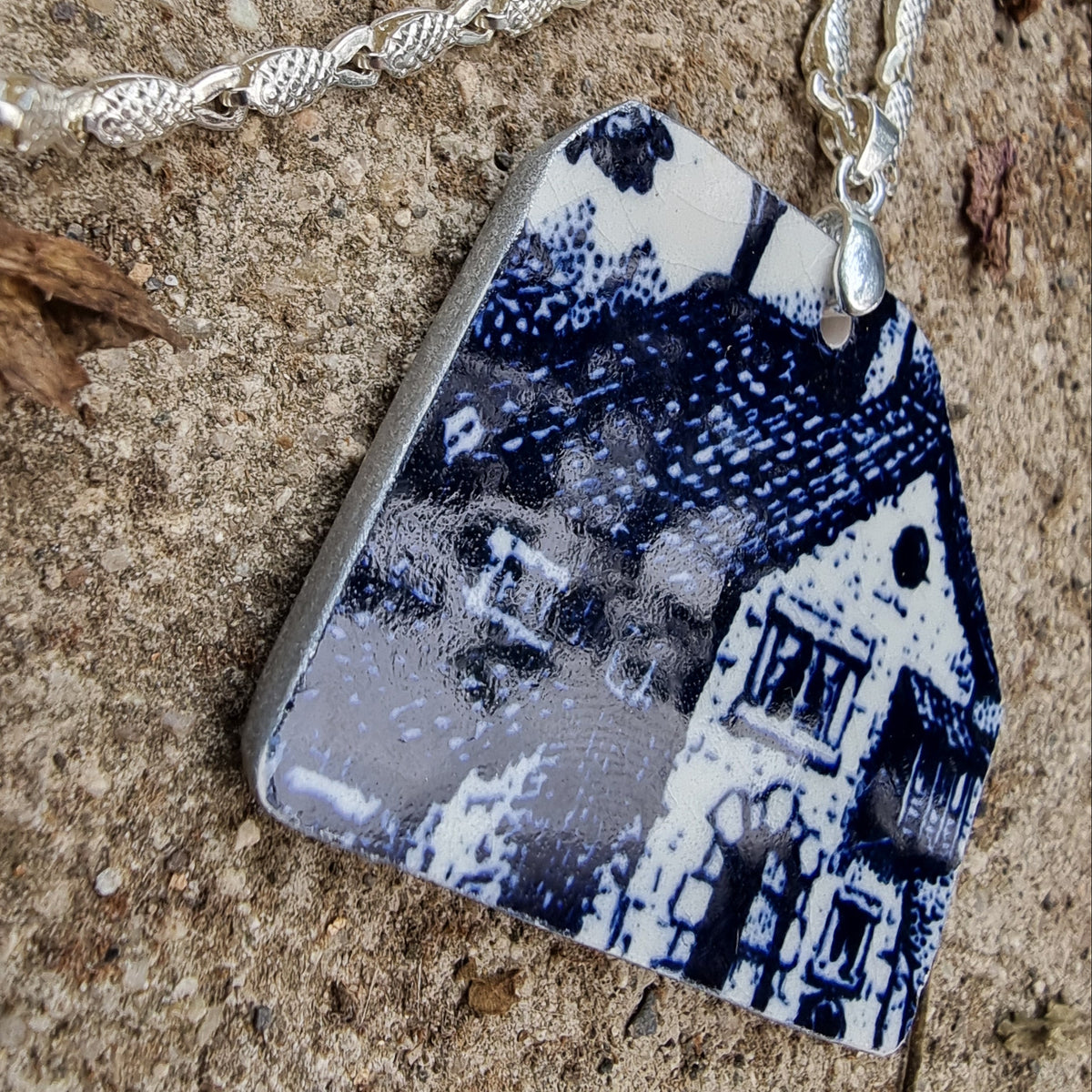 Collar con colgante grande, casa cerámica Lozapenco