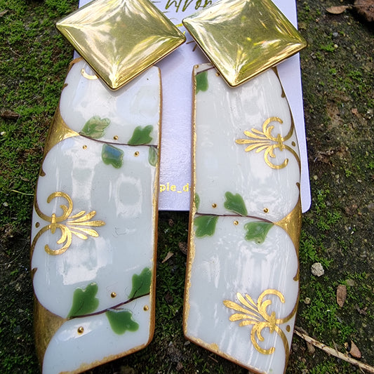 Aros largos, porcelana pintada a mano dorado y verde