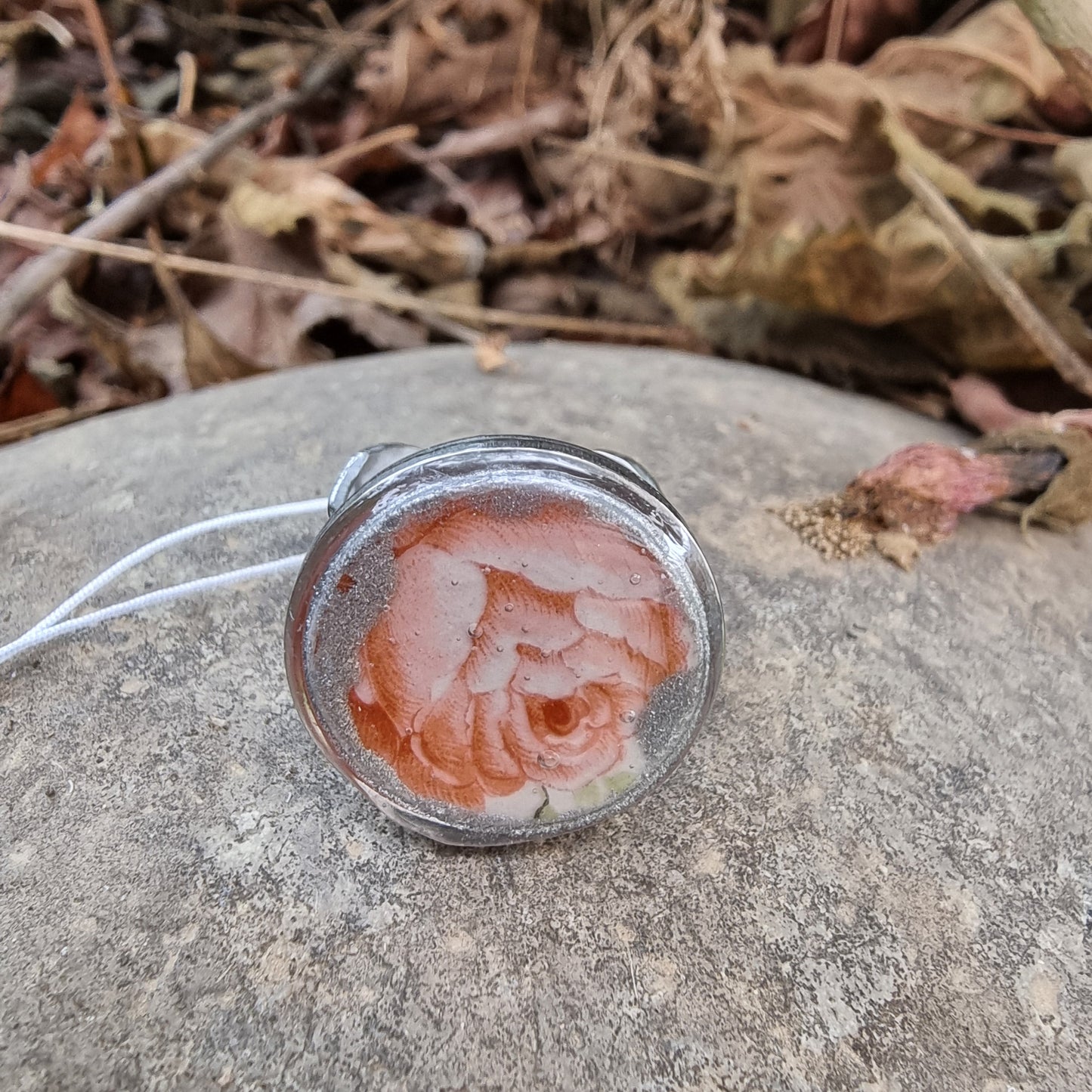 Anillo con trozo rescatado de cerámica chilena Fanaloza