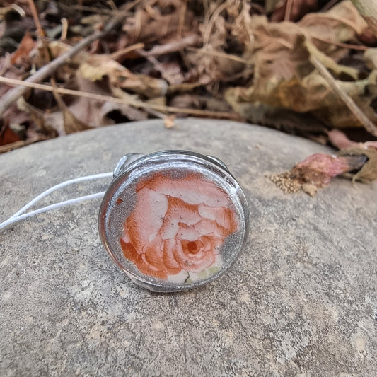 Anillo con trozo rescatado de cerámica chilena Fanaloza