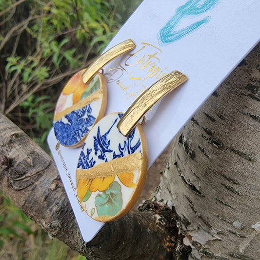 Aros redondos, colgantes con trozos de diferentes cerámicas unidas usando técnica kintsugi.