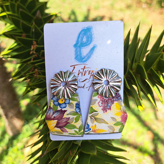 Aros hechos con antigüa porcelana inglesa, corte irregular, diseño multifloral.