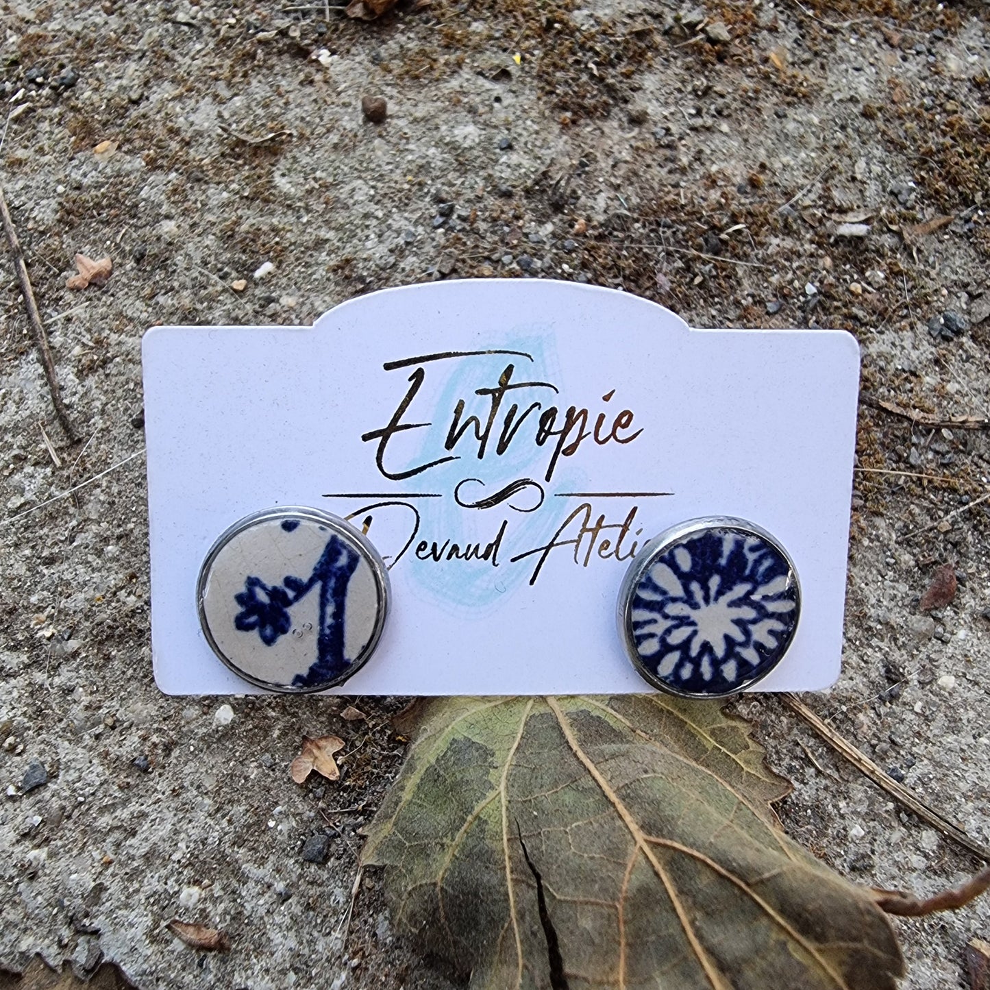 Aros stud, hechos con cerámica chilena diseño azul y blanco, encapsulada.