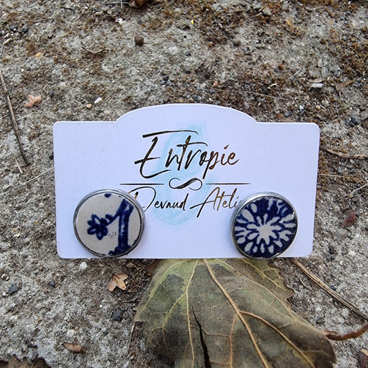 Aros stud, hechos con cerámica chilena diseño azul y blanco, encapsulada.