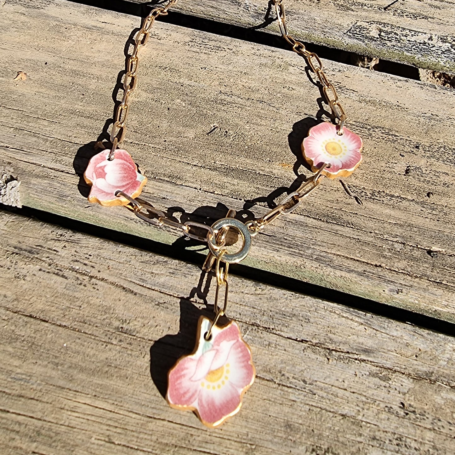 Collar con trocitos rescatados de cerámica, diseño flores y cadena de acero