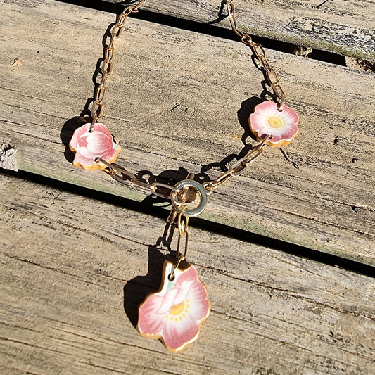 Collar con trocitos rescatados de cerámica, diseño flores y cadena de acero