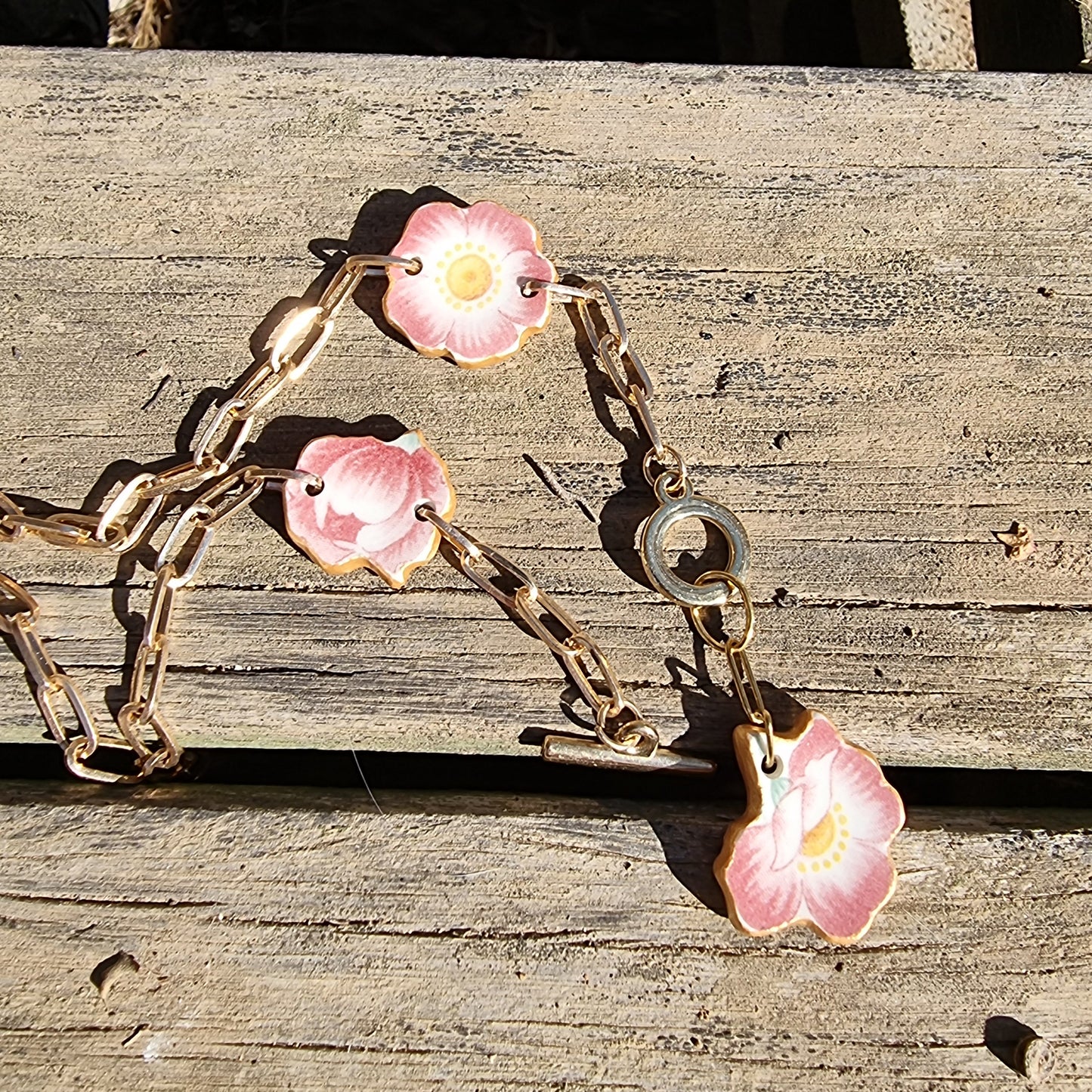 Collar con trocitos rescatados de cerámica, diseño flores y cadena de acero